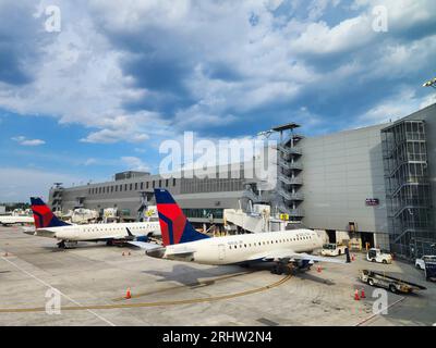 New York City, USA - 12. Mai 2023: delta Airlines fliegen vor dem Flug im Flughafen-Terminal Laguarda Stockfoto