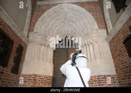 Gniezno-Türen (DrZwischen Gnieznienskie), verziert mit Reliefszenen aus dem Leben von Swiety Wojciech (St. Adalbert von Prag), Schutzpatron von Polan Stockfoto