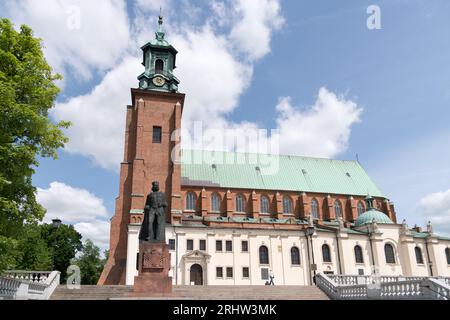 Statue von Boleslaw Chrobry ich ersten König von Polen vor der gotischen Bazylika Archikatedralna Wniebowziecia Najswietszej Marii panny ich Swietego nicht Stockfoto