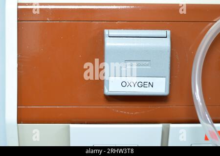 Medizinischer Sauerstoffgasauslass, zentrale Leitung für Krankenhäuser und Notfälle, Sauerstoffanschluss, Vakuumstecker an der Krankenhauswand eines Patientenzimmers, O2-Versorgung stationär Stockfoto