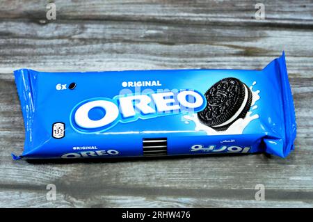 Kairo, Ägypten, 4. August 2023: Oreo, eine Marke von Sandwich-Keksen, bestehend aus zwei Kakaokeksen oder Keksstücken mit einer süßen Fondant-Füllung, introduc Stockfoto