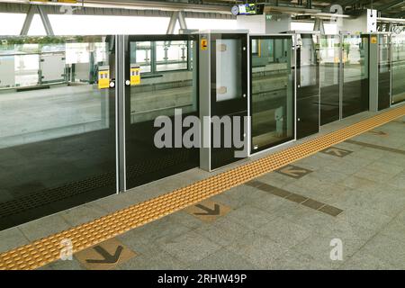 Halbhohe Barrieren Plattformschirmtüren der U-Bahn-Station Stockfoto