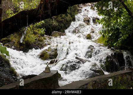 Wunderschöne Wasserfälle mit Glocke im Hindu Muktinath Tempel, Mustang, Nepal Stockfoto