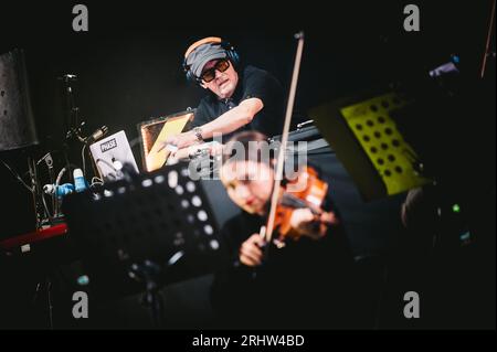 Sedgefield, Großbritannien. August 2023. Hacienda Classical mit Graeme Park, Manchester Camerata und Peter Hook treten beim Hardwick Festival auf. Quelle: Thomas Jackson/Alamy Live News Stockfoto