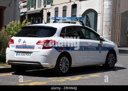 Pau, Frankreich - 08 17 2023 : Polizei kommunale Mittel in der französischen Stadtpolizei mit seitlichen hinteren Auto Aufkleber Logo Zeichen Text auf citroen c4 Stockfoto