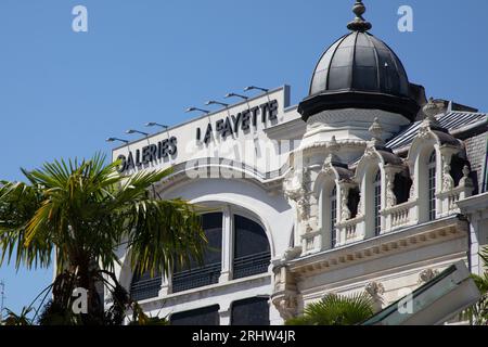 Pau, Frankreich - 08 17 2023 : Galeries Lafayette historischer Schildertext und Markenlogo auf der Fassade Eingangslagerwand Geschäftsgebäude Stadtkette Store i Stockfoto