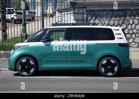 Bordeaux, Frankreich - 08 18 2023 : Volkswagen ID Buzz Pro Seitenansicht EV-Van Auto Elektrofahrzeug Modern Stockfoto