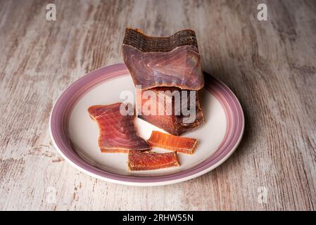 Tacos und Scheiben von getrockneten Thunfischlende, in Spanien Mojama genannt, eine Delikatesse arabischen Ursprungs, die an der Südküste Spaniens hergestellt wird. Stockfoto