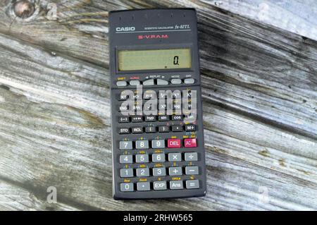 Giza, Ägypten, 12. August 2023: Casio Scientific Taschenrechner fx-82TL S-VPAM (Super Visually Perfect Algebraic Method), verwendet zweizeiliges LCD-Display, verfügt über eine Repl Stockfoto
