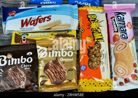 Kairo, Ägypten, 4. August 2023: Sammlung von Bonbons und Süßigkeiten, knusprige Bisco Misr-Waffel, Oreo-Kekse, Kamara-Erdbeerbrötchen, Bimbo-Kekse Stockfoto