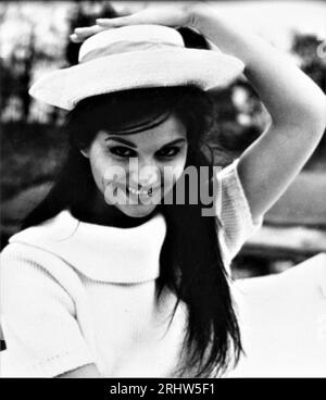 CLAUDIA CARDINALE Porträtwerbung für den Regisseur RALPH THOMAS The RANK Organisation von 1959 Stockfoto