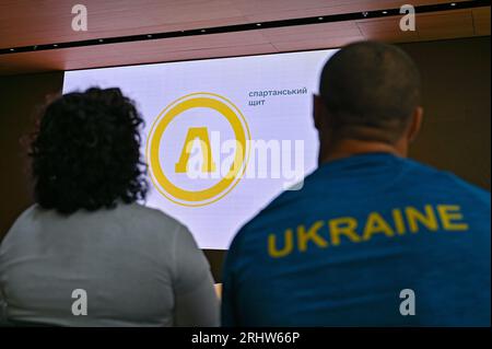 Nicht exklusiv: LVIV, UKRAINE - 17. AUGUST 2023 - das Logo wird während der Präsentation der Liga der Unbesiegbaren, einem Programm von physica, abgebildet Stockfoto