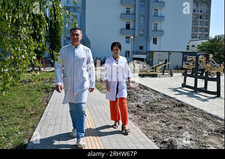 Nicht exklusiv: LVIV, UKRAINE - 17. AUGUST 2023 - Ärzte gehen während der Präsentation der Liga der Unbesiegbaren entlang einer Gasse, ein Programm von Stockfoto