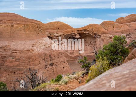 Sandsteinberge auf dem Weg zum zarten Bogen im Arches Nationalpark Stockfoto