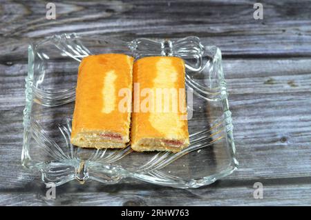 Swiss Roll Cake gefüllt Creme mit Erdbeergeschmack, schwammiger Kuchen mit Erdbeergeschmack gefüllt Creme mit Vanillegeschmack, geeignet für Teezeit besid Stockfoto