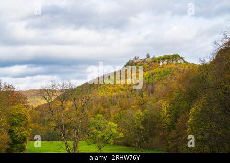 Deutschland, bunte Herbstfarben Wald Bäume Natur Landschaft Berg bei Bad urach Burgruine Hohenurach Stockfoto