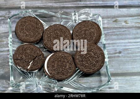 Kairo, Ägypten, 4. August 2023: Oreo, eine Marke von Sandwich-Keksen, bestehend aus zwei Kakaokeksen oder Keksstücken mit einer süßen Fondant-Füllung, introduc Stockfoto