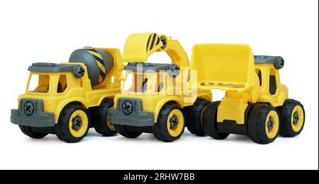Schwere Bauspielzeug Reihen sich in einer Reihe auf weißem Hintergrund. Kunststoffspielzeug besteht aus Lkw, Mischer und Lader. Stockfoto