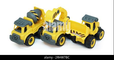 Schwere Bauspielzeug Reihen sich in einer Reihe auf weißem Hintergrund. Kunststoffspielzeug besteht aus Lkw, Mischer und Lader. Stockfoto