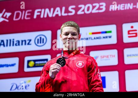 09. Juli 2023, Nordrhein-Westfalen, Düsseldorf: Gymnastik: Apparateturnen, PSD Bank Dome, Deutsche Meisterschaften, Entscheidung Single - Apparatentitel - Männer: Gabriel Eichhorn jubelt bei der Preisverleihung. Foto: Tom Weller/dpa Stockfoto