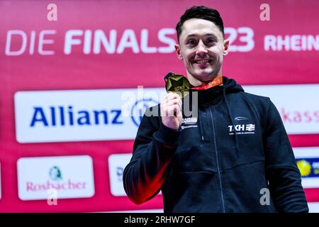 09. Juli 2023, Nordrhein-Westfalen, Düsseldorf: Gymnastik: Apparateturnen, PSD Bank Dome, Deutsche Meisterschaften, Entscheidung individuell - Apparatentitel - Männer: Andreas Toba jubelt bei der Preisverleihung. Foto: Tom Weller/dpa Stockfoto