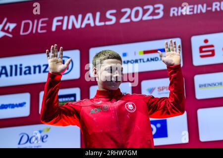 09. Juli 2023, Nordrhein-Westfalen, Düsseldorf: Gymnastik: Apparateturnen, PSD Bank Dome, Deutsche Meisterschaften, Entscheidung Single - Apparatentitel - Männer: Gabriel Eichhorn jubelt bei der Preisverleihung. Foto: Tom Weller/dpa Stockfoto