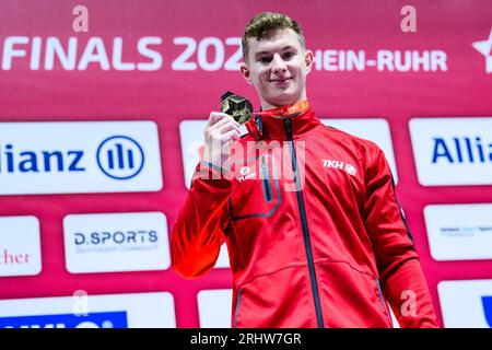 09. Juli 2023, Nordrhein-Westfalen, Düsseldorf: Gymnastik: Apparateturnen, PSD Bank Dome, Deutsche Meisterschaften, Entscheidung individuell - Apparatentitel - Männer: Glenn Trebing jubelt bei der Preisverleihung. Foto: Tom Weller/dpa Stockfoto