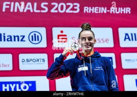 09. Juli 2023, Nordrhein-Westfalen, Düsseldorf: Gymnastik: Apparateturnen, PSD Bank Dome, Deutsche Meisterschaften, Entscheid Single - Apparatendampf - Frauen: Pauline Schäfer-Betz jubelt bei der Preisverleihung. Foto: Tom Weller/dpa Stockfoto
