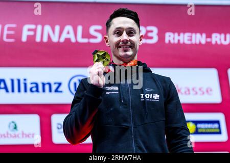 09. Juli 2023, Nordrhein-Westfalen, Düsseldorf: Gymnastik: Apparateturnen, PSD Bank Dome, Deutsche Meisterschaften, Entscheidung individuell - Apparatentitel - Männer: Andreas Toba jubelt bei der Preisverleihung. Foto: Tom Weller/dpa Stockfoto