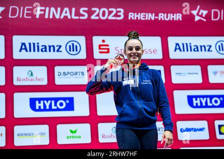09. Juli 2023, Nordrhein-Westfalen, Düsseldorf: Gymnastik: Apparateturnen, PSD Bank Dome, Deutsche Meisterschaften, Entscheid Single - Apparatendampf - Frauen: Pauline Schäfer-Betz jubelt bei der Preisverleihung. Foto: Tom Weller/dpa Stockfoto
