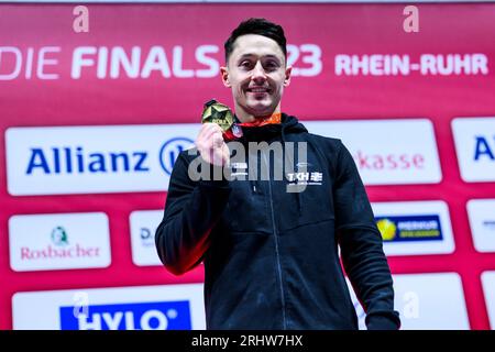 09. Juli 2023, Nordrhein-Westfalen, Düsseldorf: Gymnastik: Apparateturnen, PSD Bank Dome, Deutsche Meisterschaften, Entscheidung individuell - Apparatentitel - Männer: Andreas Toba jubelt bei der Preisverleihung. Foto: Tom Weller/dpa Stockfoto