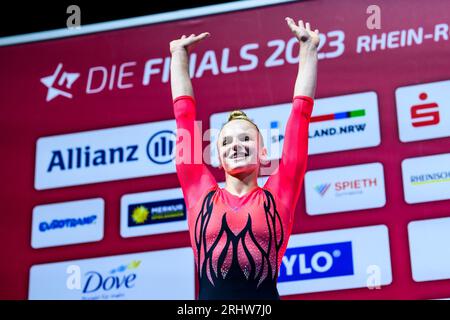 09. Juli 2023, Nordrhein-Westfalen, Düsseldorf: Gymnastik: Apparateturnen, PSD Bank Dome, Deutsche Meisterschaften, Entscheidung Single - Apparatentitel - Frauen: Anna-Lena König jubelt bei der Preisverleihung. Foto: Tom Weller/dpa Stockfoto