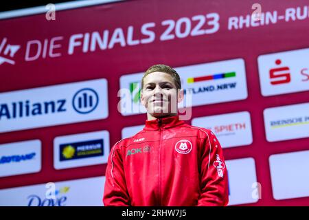 09. Juli 2023, Nordrhein-Westfalen, Düsseldorf: Gymnastik: Apparateturnen, PSD Bank Dome, Deutsche Meisterschaften, Entscheidung Single - Apparatentitel - Männer: Gabriel Eichhorn jubelt bei der Preisverleihung. Foto: Tom Weller/dpa Stockfoto