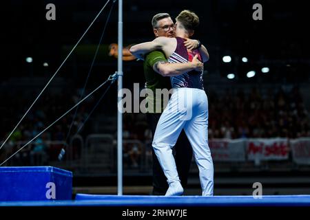 09. Juli 2023, Nordrhein-Westfalen, Düsseldorf: Gymnastik: Apparateturnen, PSD Bank Dome, Deutsche Meisterschaften, Entscheidung individuell - Apparatendampf - Männer: Pascal Brendel jubelt mit seinem Vater nach seiner Routine. Foto: Tom Weller/dpa Stockfoto