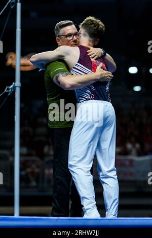 09. Juli 2023, Nordrhein-Westfalen, Düsseldorf: Gymnastik: Apparateturnen, PSD Bank Dome, Deutsche Meisterschaften, Entscheidung individuell - Apparatendampf - Männer: Pascal Brendel jubelt mit seinem Vater nach seiner Routine. Foto: Tom Weller/dpa Stockfoto