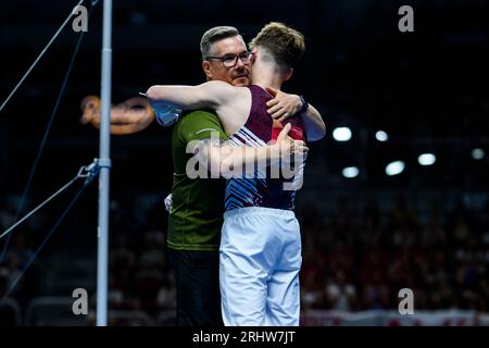 09. Juli 2023, Nordrhein-Westfalen, Düsseldorf: Gymnastik: Apparateturnen, PSD Bank Dome, Deutsche Meisterschaften, Entscheidung individuell - Apparatendampf - Männer: Pascal Brendel jubelt mit seinem Vater nach seiner Routine. Foto: Tom Weller/dpa Stockfoto