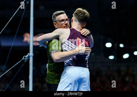 09. Juli 2023, Nordrhein-Westfalen, Düsseldorf: Gymnastik: Apparateturnen, PSD Bank Dome, Deutsche Meisterschaften, Entscheidung individuell - Apparatendampf - Männer: Pascal Brendel jubelt mit seinem Vater nach seiner Routine. Foto: Tom Weller/dpa Stockfoto
