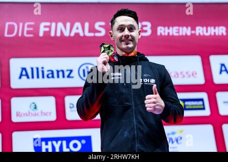 09. Juli 2023, Nordrhein-Westfalen, Düsseldorf: Gymnastik: Apparateturnen, PSD Bank Dome, Deutsche Meisterschaften, Entscheidung individuell - Apparatentitel - Männer: Andreas Toba jubelt bei der Preisverleihung. Foto: Tom Weller/dpa Stockfoto