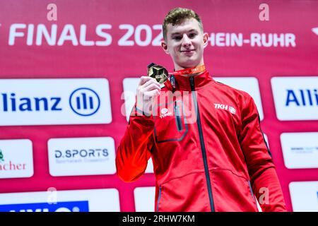 09. Juli 2023, Nordrhein-Westfalen, Düsseldorf: Gymnastik: Apparateturnen, PSD Bank Dome, Deutsche Meisterschaften, Entscheidung individuell - Apparatentitel - Männer: Glenn Trebing jubelt bei der Preisverleihung. Foto: Tom Weller/dpa Stockfoto