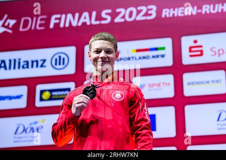09. Juli 2023, Nordrhein-Westfalen, Düsseldorf: Gymnastik: Apparateturnen, PSD Bank Dome, Deutsche Meisterschaften, Entscheidung Single - Apparatentitel - Männer: Gabriel Eichhorn jubelt bei der Preisverleihung. Foto: Tom Weller/dpa Stockfoto