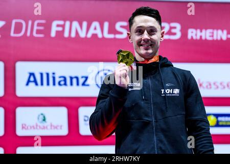 09. Juli 2023, Nordrhein-Westfalen, Düsseldorf: Gymnastik: Apparateturnen, PSD Bank Dome, Deutsche Meisterschaften, Entscheidung individuell - Apparatentitel - Männer: Andreas Toba jubelt bei der Preisverleihung. Foto: Tom Weller/dpa Stockfoto