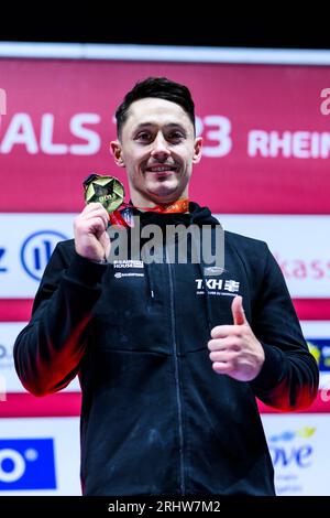 09. Juli 2023, Nordrhein-Westfalen, Düsseldorf: Gymnastik: Apparateturnen, PSD Bank Dome, Deutsche Meisterschaften, Entscheidung individuell - Apparatentitel - Männer: Andreas Toba jubelt bei der Preisverleihung. Foto: Tom Weller/dpa Stockfoto