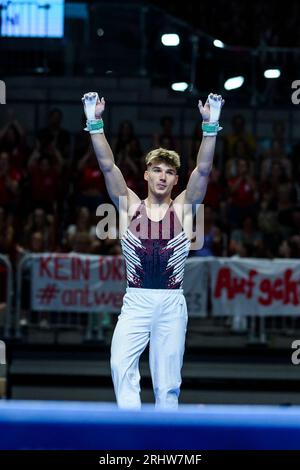 09. Juli 2023, Nordrhein-Westfalen, Düsseldorf: Gymnastik: Apparateturnen, PSD Bank Dome, Deutsche Meisterschaften, Entscheidung individuell - Apparatentitel - Männer: Pascal Brendel jubelt nach seiner Routine. Foto: Tom Weller/dpa Stockfoto