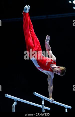 Düsseldorf, Deutschland. Juli 2023. Gymnastik: Apparatentgymnastik, PSD Bank Dome, Deutsche Meisterschaften, Entscheid Single - Apparatendrang - Männer: Leonard Prügel in Aktion an Parallelstäben. Quelle: Tom Weller/dpa/Alamy Live News Stockfoto