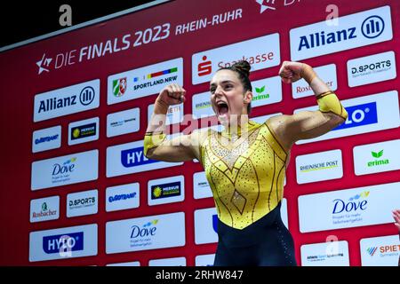 Düsseldorf, Deutschland. Juli 2023. Gymnastik: Apparatentgymnastik, PSD Bank Dome, Deutsche Meisterschaften, Entscheid-Single - Apparatentialfinale - Frauen: Pauline Schäfer-Betz jubelt. Quelle: Tom Weller/dpa/Alamy Live News Stockfoto