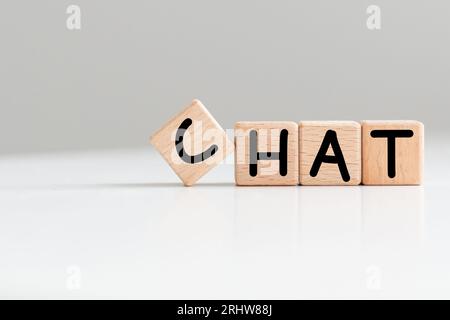 Life-Künstliche Intelligenz-Konzept, Holzblock und Robotersymbol und Text auf Holzblock. Stockfoto