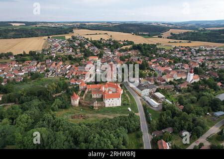 Cervena Recice Schloss Panorama-Blick, tschechische Stadtlandschaft, vysocina Region, Tschechische republik, Europa, neu reparierte alte Burg in der kleinen Stadt Stockfoto