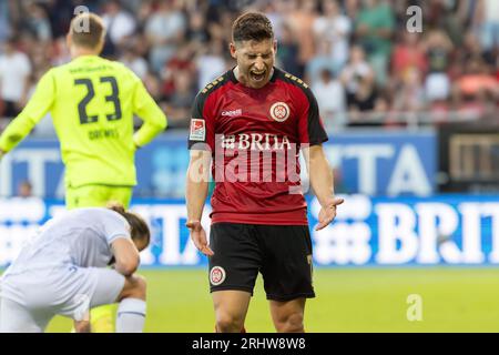 18. August 2023, Hessen, Wiesbaden: Fußball: 2. Bundesliga, SV Wehen Wiesbaden - Karlsruher SC, Spieltag 3, BRITA Arena. Nach einer verpassten Chance ist Robin Heußer (SV Wehen Wiesbaden, 7) verärgert, aber seine Verärgerung wird sofort zum Jubel, als Schiedsrichter Wolfgang Haslberger in dieser Sekunde die Pfeife für das Spiel schlägt. Foto: Jürgen Kessler/dpa - WICHTIGER HINWEIS: Gemäß den Anforderungen der DFL Deutsche Fußball Liga und des DFB Deutscher Fußball-Bund ist es verboten, im Stadion und/oder des Spiels aufgenommene Fotos in Form von Sequenzbildern und/oder zu verwenden oder zu verwenden Stockfoto