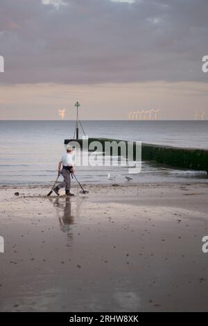 Metalldetektor am Strand von Clacton on Sea Stockfoto