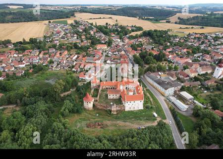 Cervena Recice Schloss Panorama-Blick, tschechische Stadtlandschaft, vysocina Region, Tschechische republik, Europa, neu reparierte alte Burg in der kleinen Stadt Stockfoto